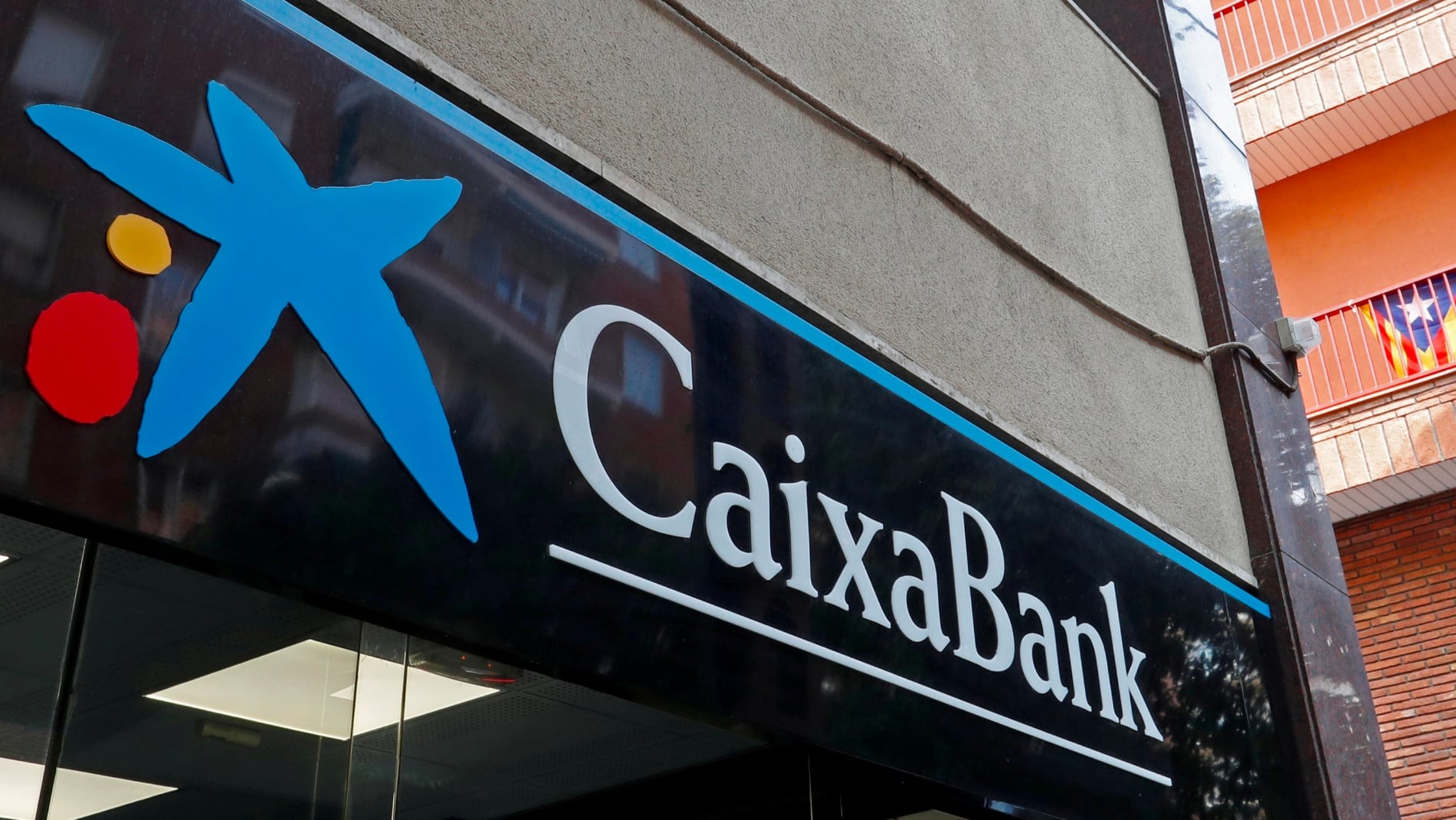 CaixaBank alerta de las nuevas estafas realizadas por Bizum y WhatsApp: cómo evitarlas