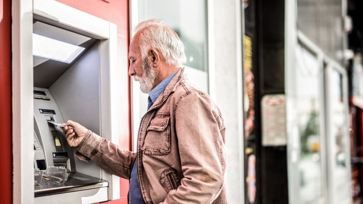 ¿Qué día se cobra la pensión en noviembre de 2022 y la paga extra de Navidad?  Las fechas clave de CaixaBank, BBVA, Santander, ING...