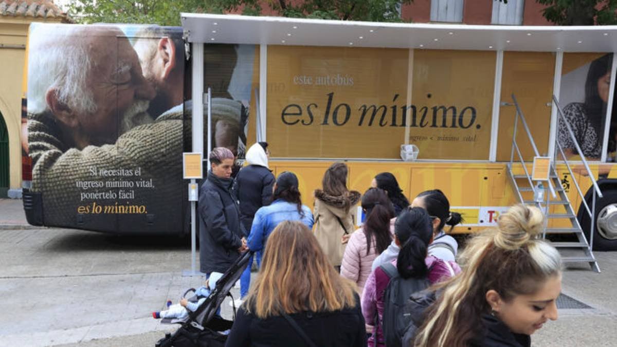 Ingreso Mínimo Vital: las preguntas más comunes que llegan al autobús que recorre España