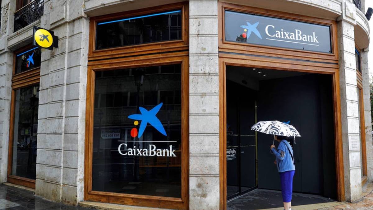 La OCU ‘condena’ a CaixaBank por obligar a sus clientes a hacer esto