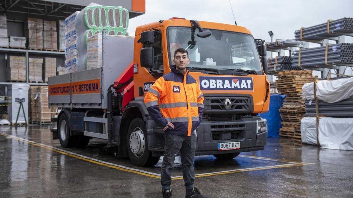 Obramat se estrena con 100 ofertas de empleo y sueldos de 1.200 euros