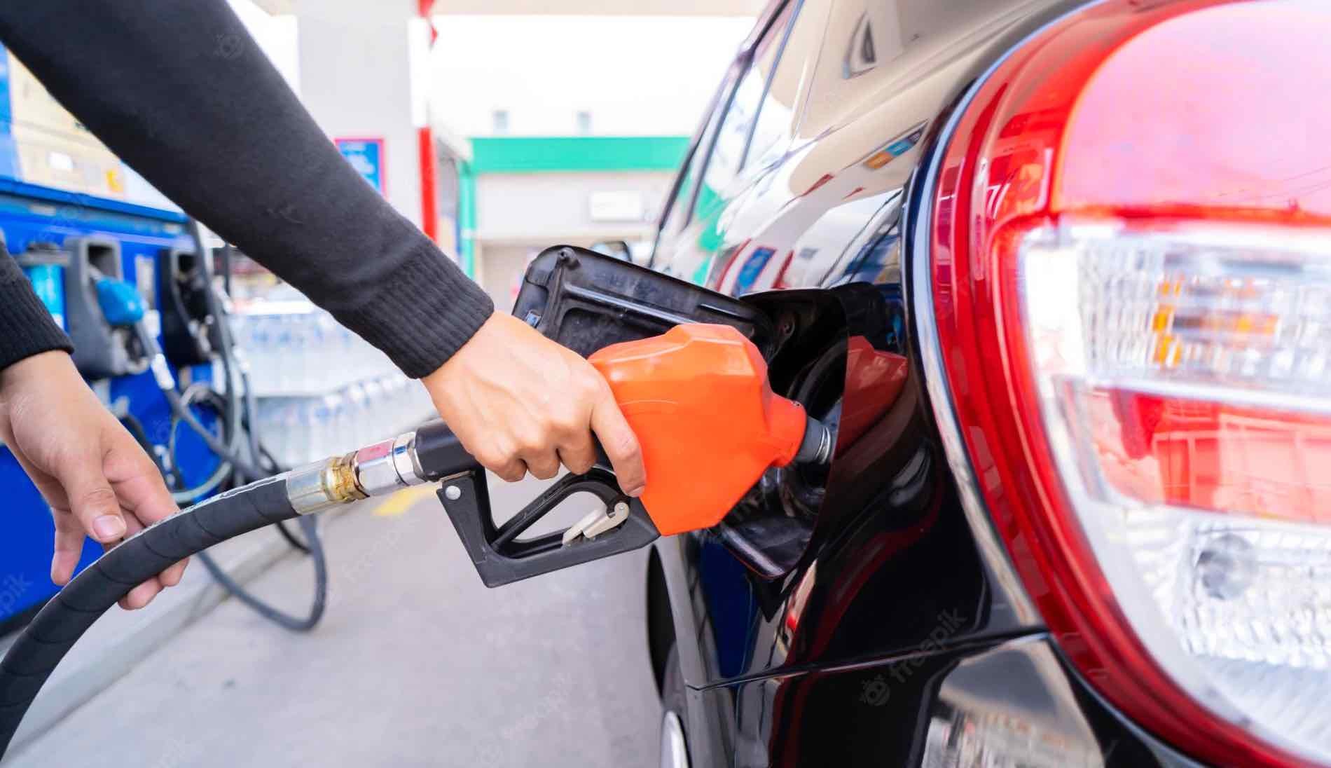El precio de la gasolina da un vuelco al IPC de noviembre y a las pensiones para 2023