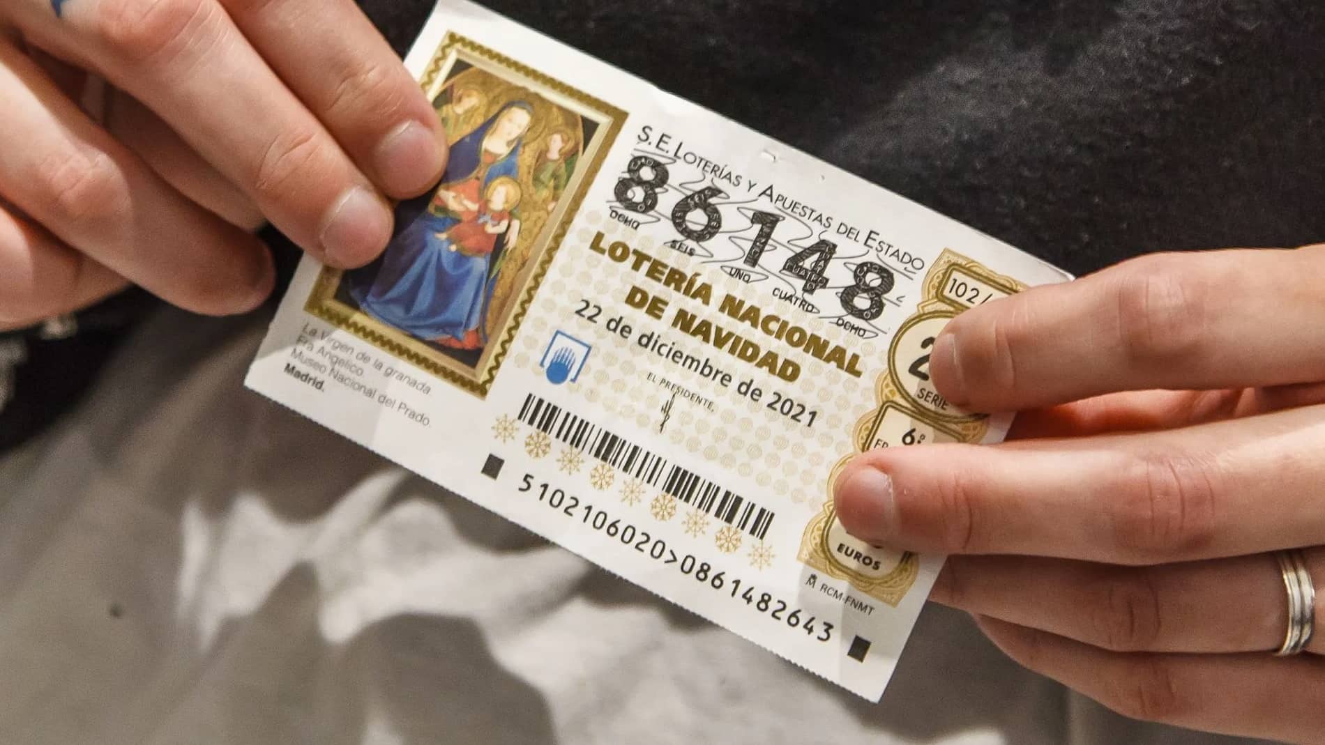 Cuánto vale un décimo de Lotería de Navidad: ¿es legal cobrar dos euros de más?