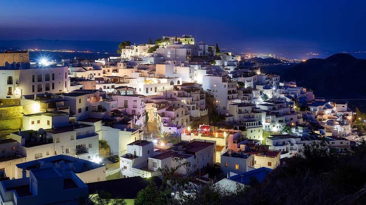 Escapada a Mojácar: el pueblo que más brilla esta Navidad gracias a Ferrero Rocher