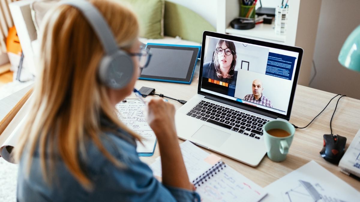 Los teletrabajadores en España hacen más horas que los que van a la oficina