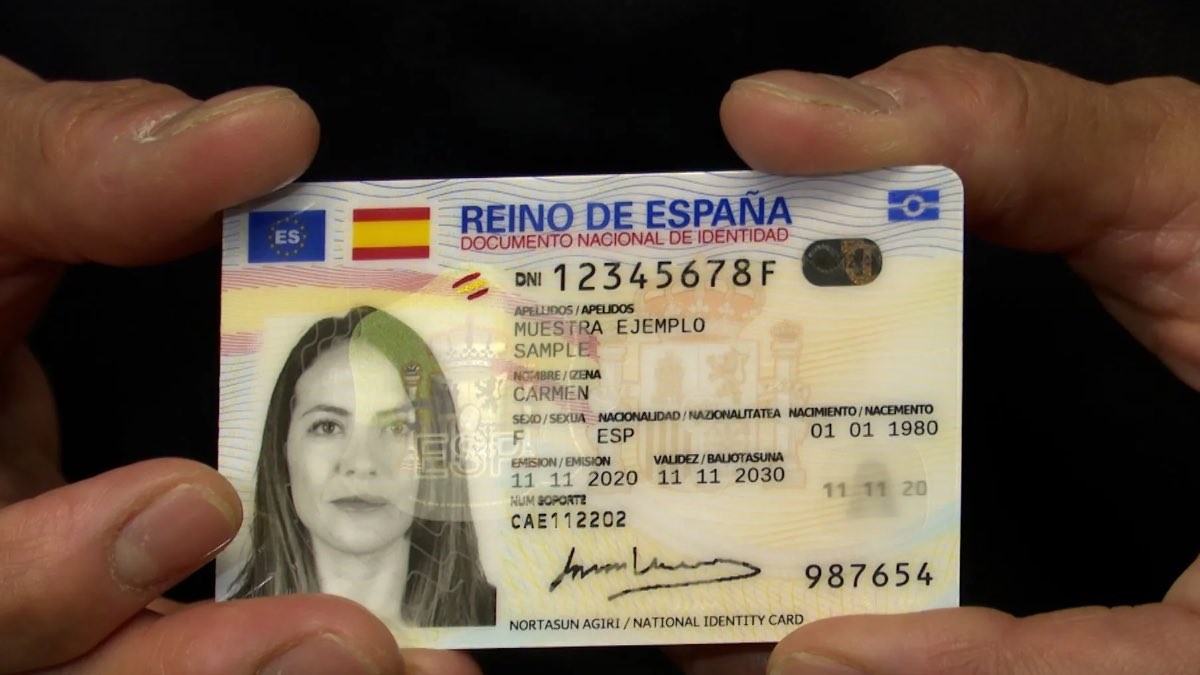¿Es peligroso dar mi número de DNI? Esto es lo que pueden hacer con tu DNI y tu nombre