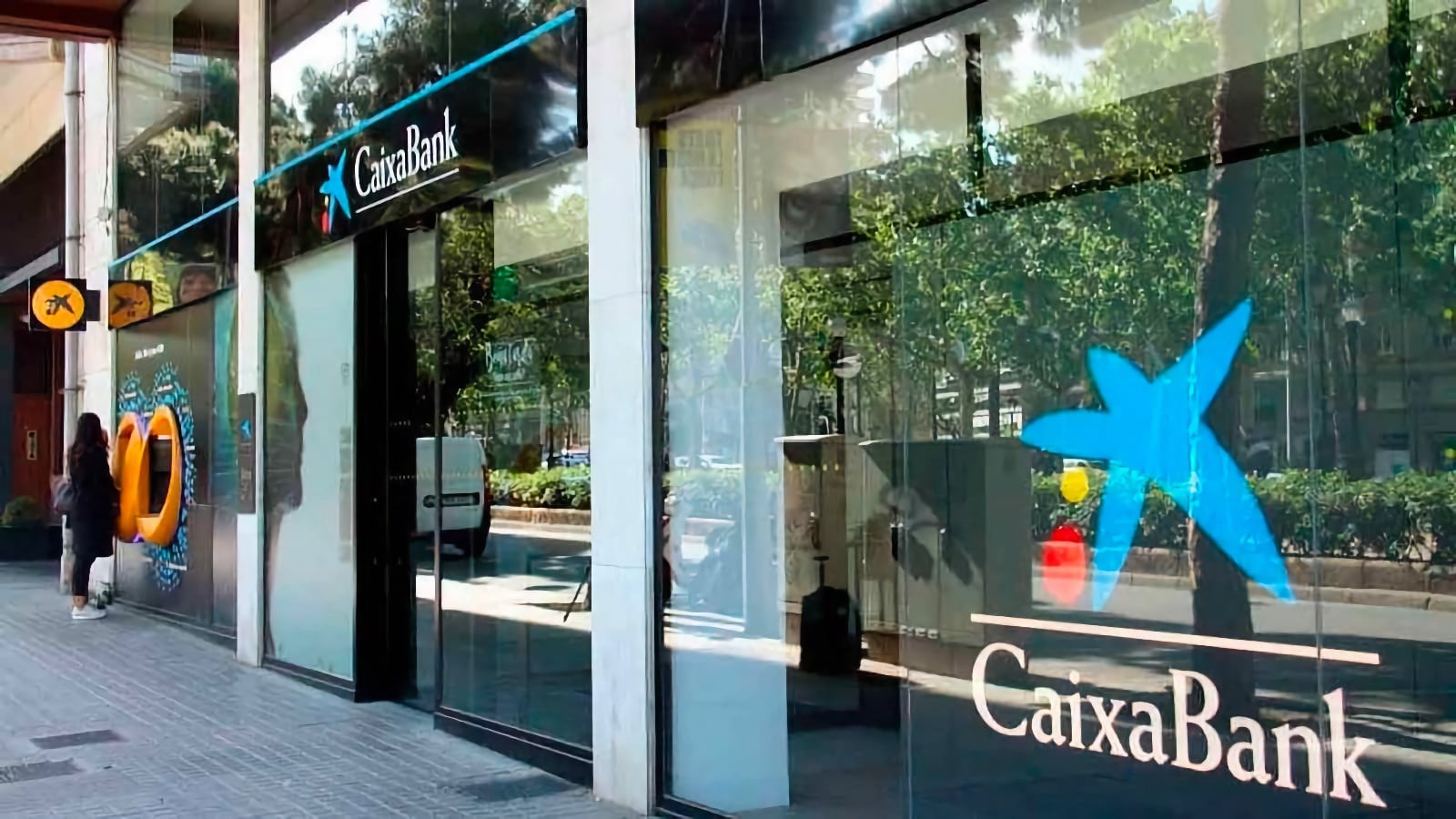 CaixaBank lidera el ranking de las cuenta nómina, pero estos bancos regalan hasta 175 euros