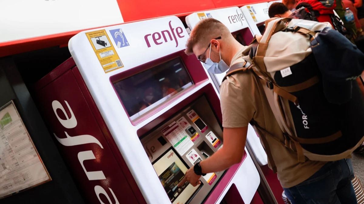 Renfe comienza a devolver hoy la fianza de los abonos gratuitos 2022