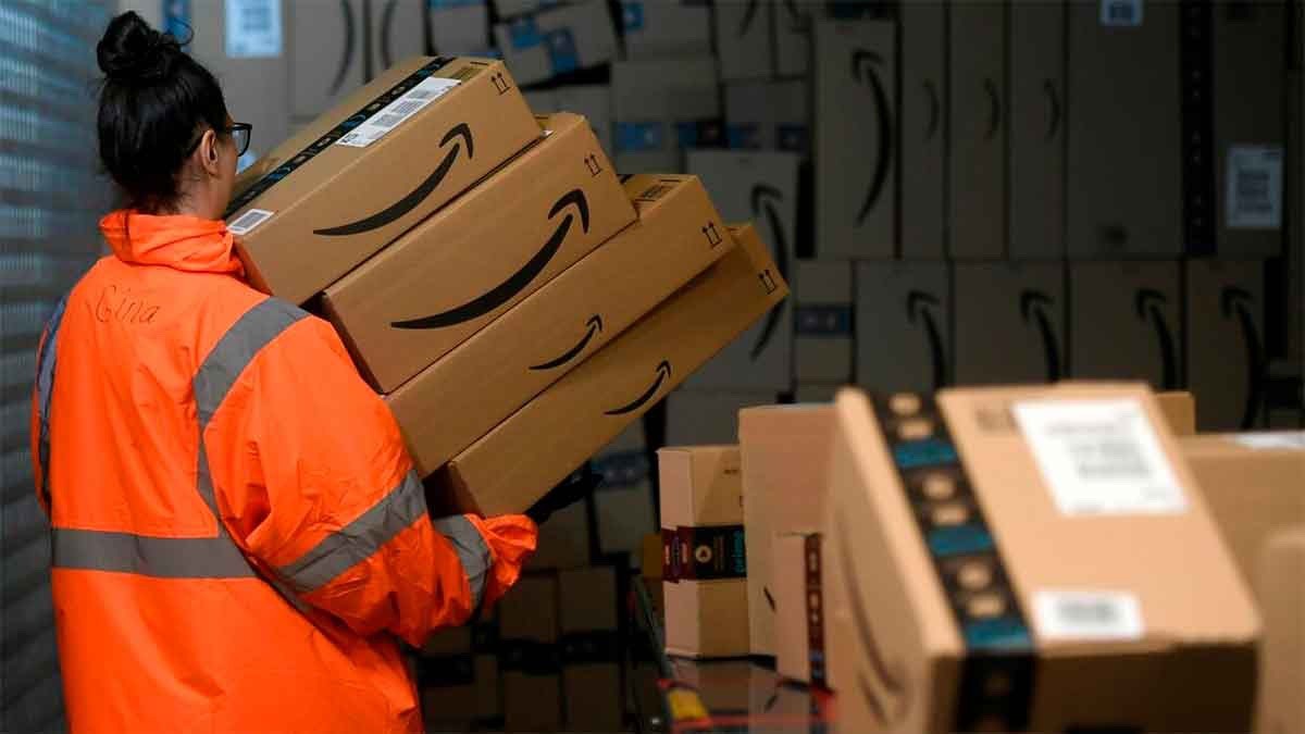 Amazon busca mozos de almacén y no piden experiencia: sueldos hasta 1.800 euros
