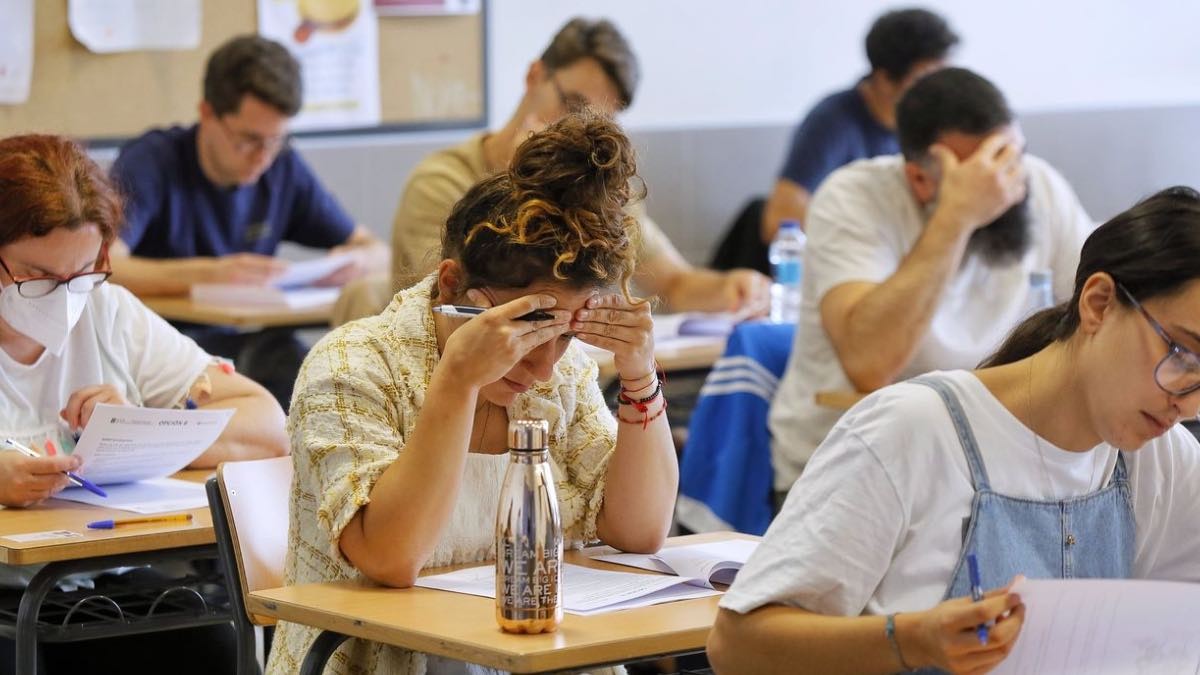 una mujer realiza un examen de oposiciones