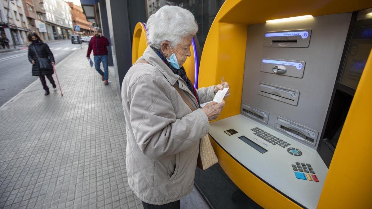 Los bancos que todavía permiten a los pensionistas usar la libreta de ahorros