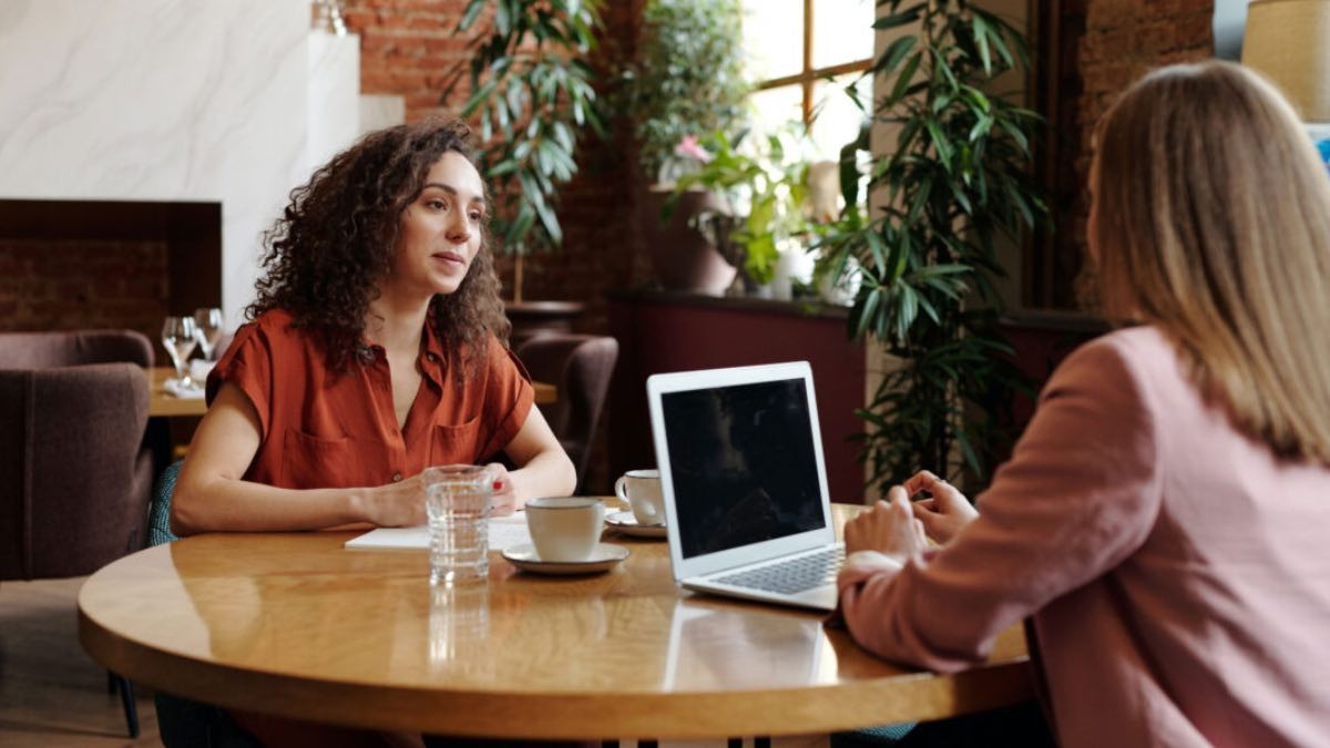 El nuevo método que usan las empresas en las entrevistas de trabajo: la prueba del café