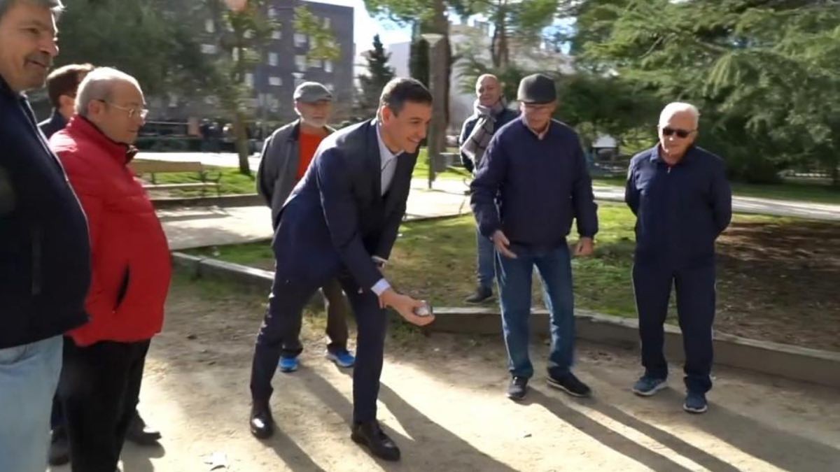 Pedro Sánchez sorprende a un grupo de pensionistas para jugar a la petanca: "Campeón, enhorabuena por ese inglés"