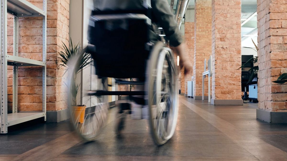 una persona en silla de ruedas