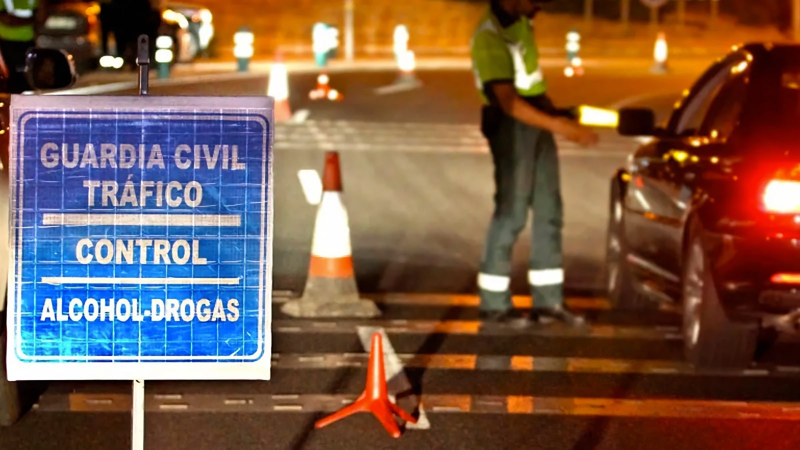 La DGT explica con cuántas copas de vino dan positivo en un control de alcoholemia