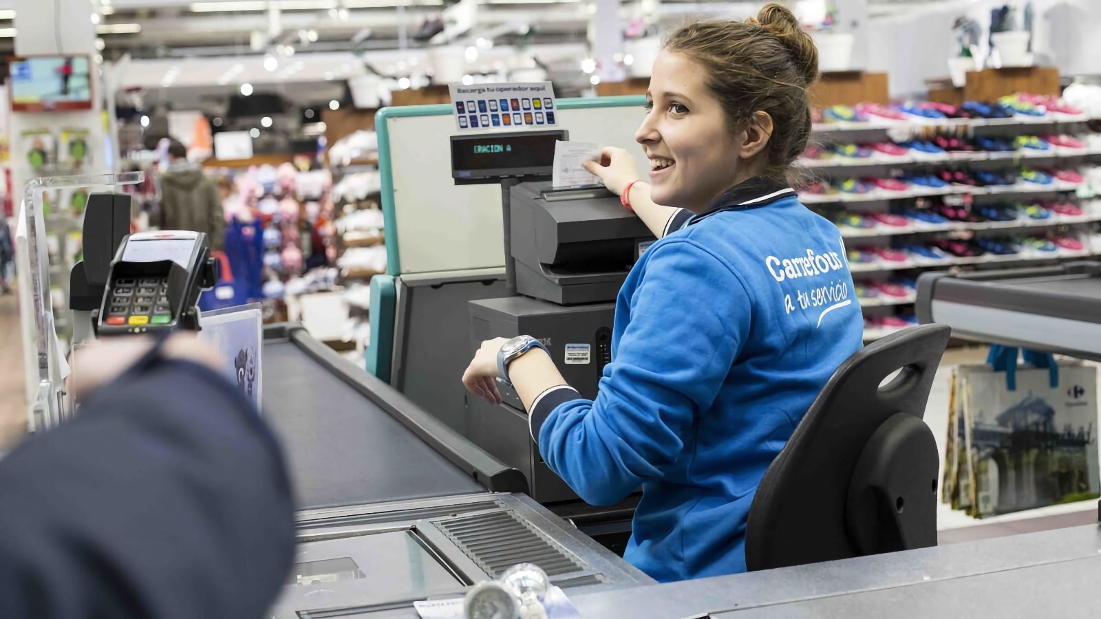 Cuánto gana un cajero de Carrefour: este es su sueldo en 2023