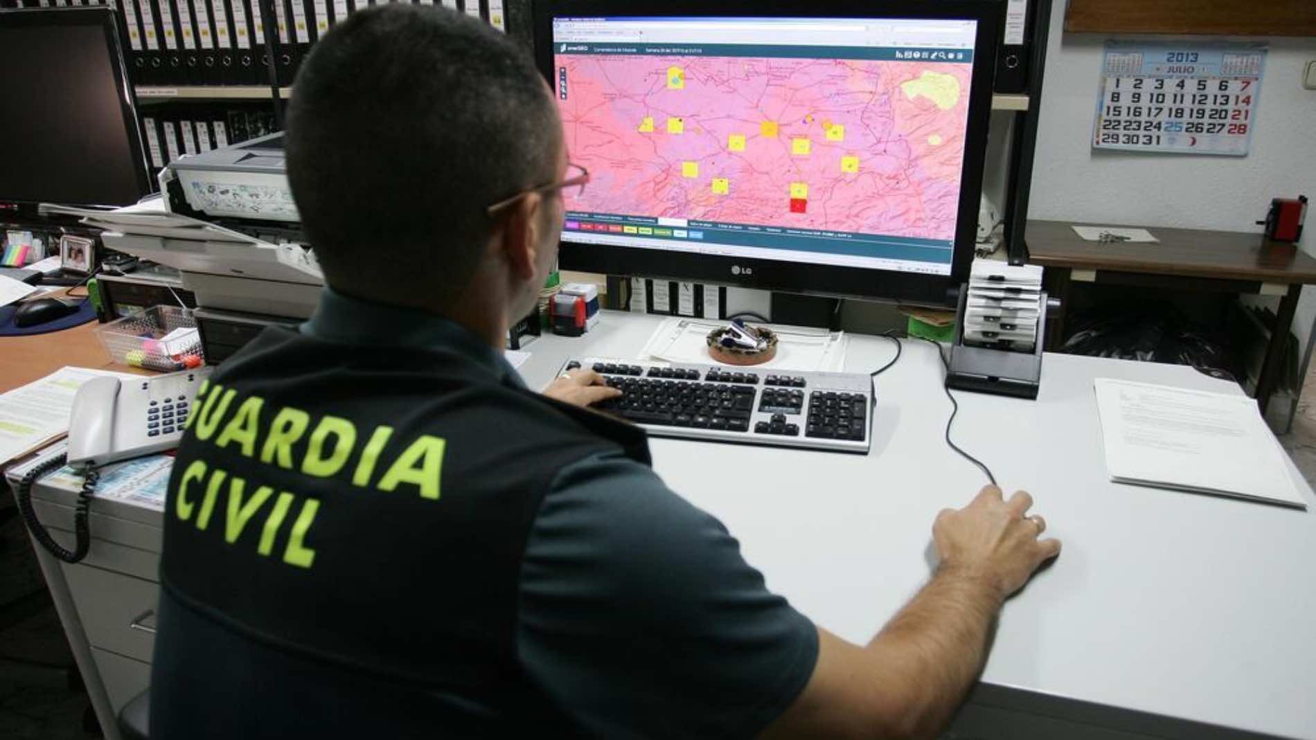 La Guardia Civil avisa de una nueva estafa: cuidado si te llega este correo de la DGT