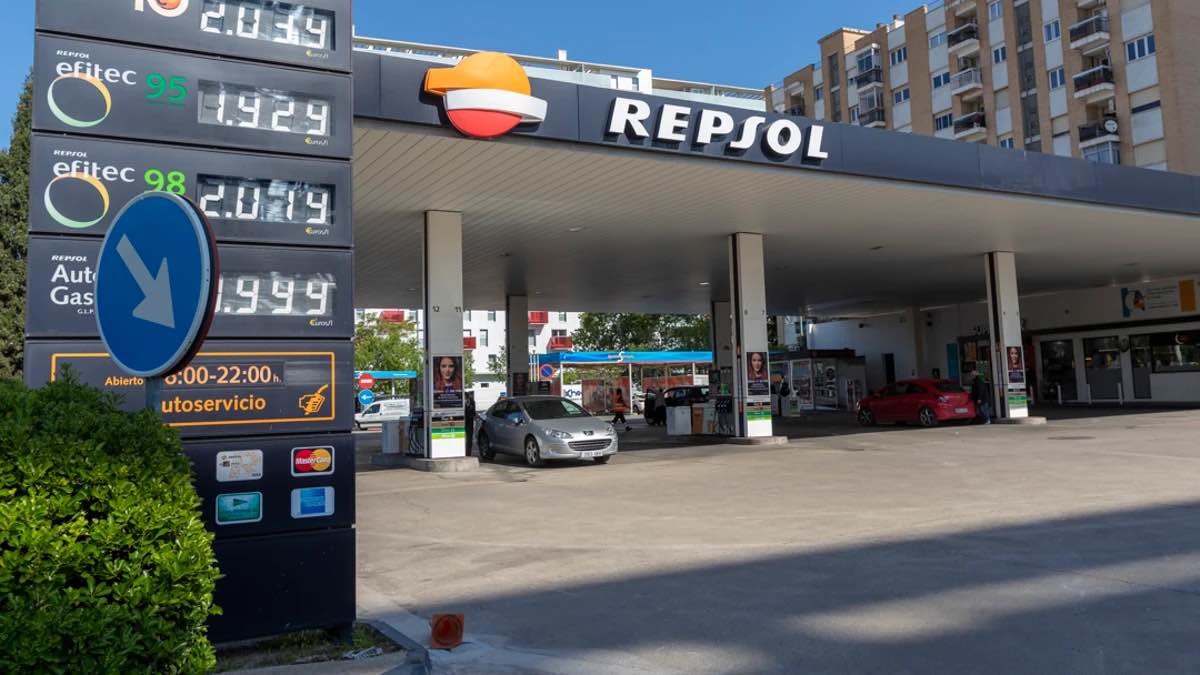 La OCU avisa: estos son los días y horas más baratos para repostar gasolina