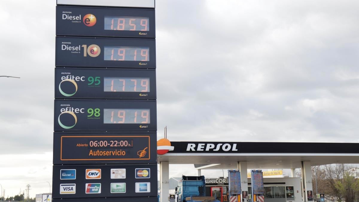 La OCU explica qué días y horas son más baratos para poner gasolina o diésel