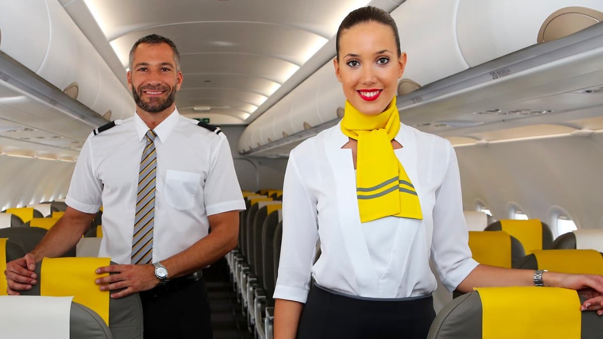 Vueling se enfrenta a una multa por obligar a sus empleadas a usar maquillaje y tacones