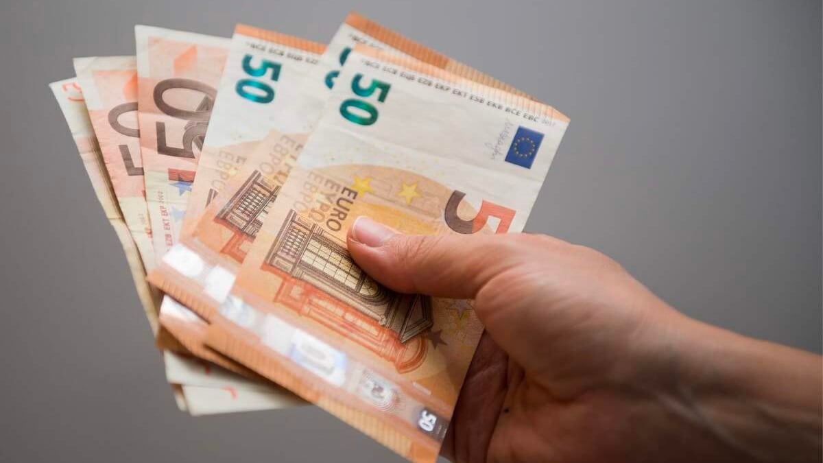 mano sosteniendo billetes de 50 euros
