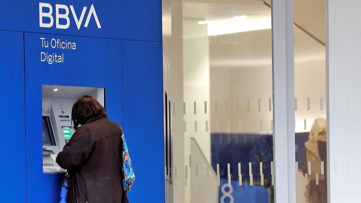 Estos son los bancos que van a cobrarte hasta 60 euros de comisiones este mes