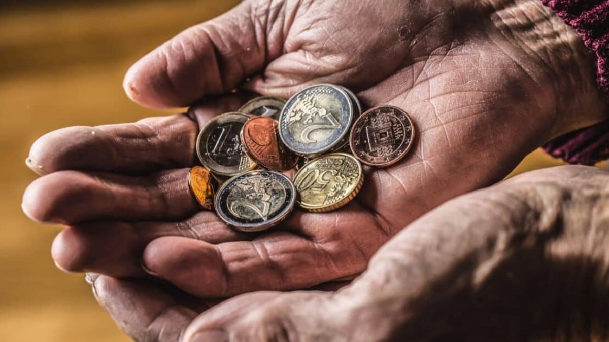 manos pensionista monedas euros