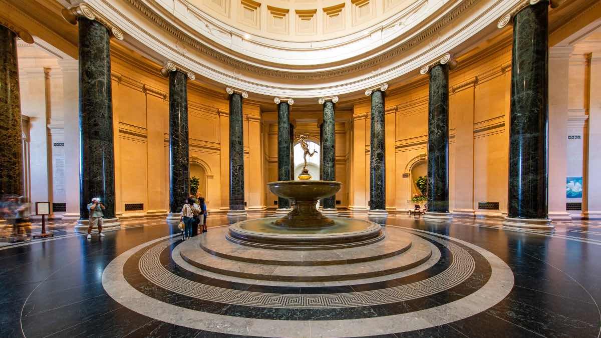 Becas para culturetas: fórmate en la National Gallery of Art o en el Pompidou por hasta 2.800 euros al mes