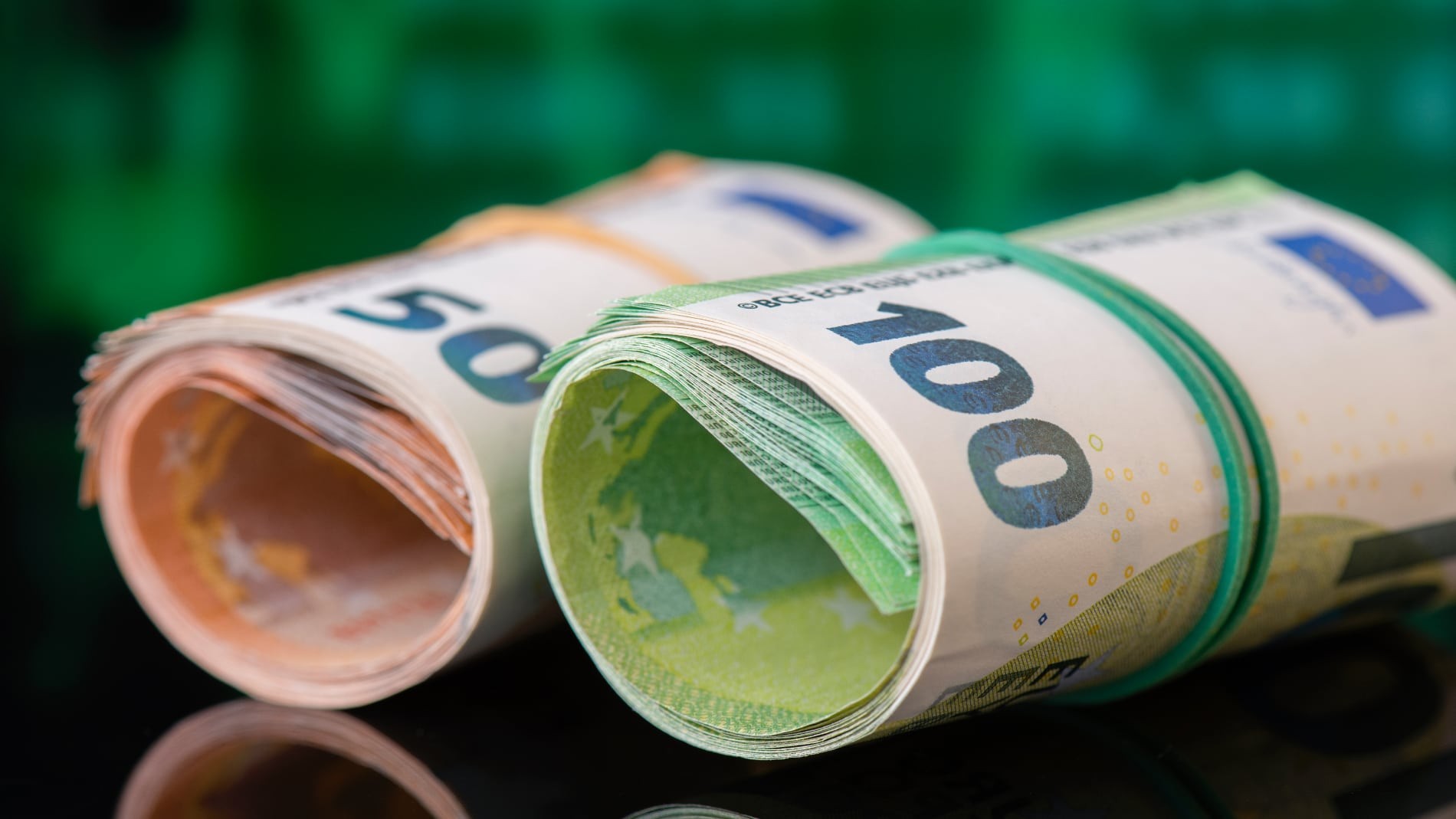 Los bancos que regalan dinero en efectivo solo por domiciliar la nómina: hasta 350 euros