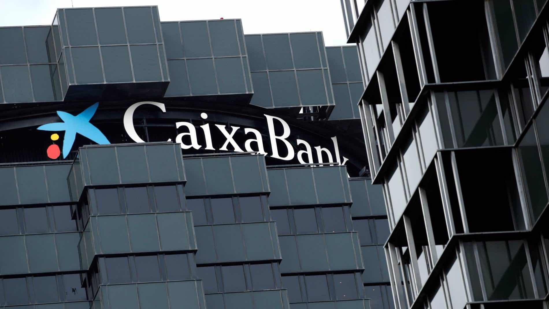 Cuidado con las comisiones de estos bancos: empiezan a cobrar 60 euros a partir de este mes