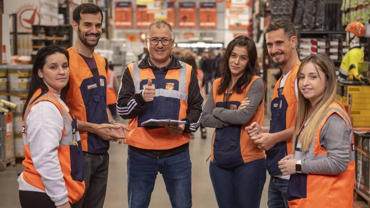 Más de 120 ofertas de empleo en Obramat para trabajar en verano desde 1.200 euros