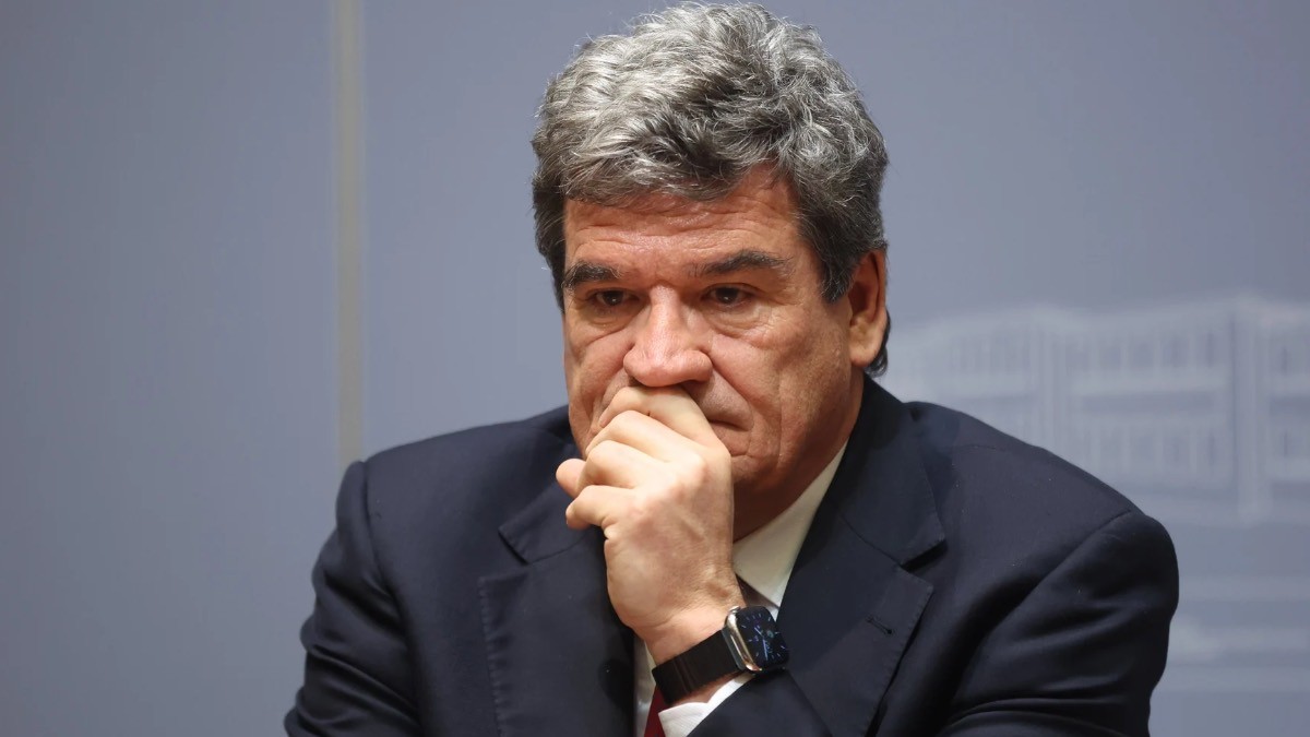Escrivá pone su confianza en la jubilación demorada para superar los años críticos del sistema de pensiones