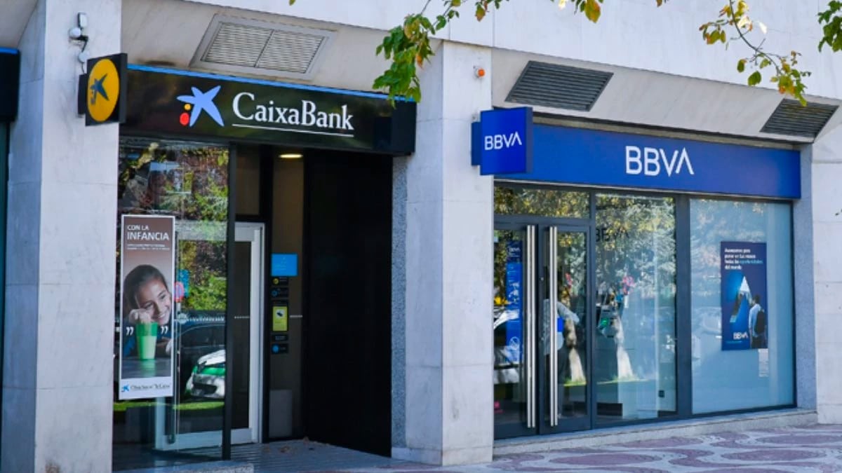 La Guardia Civil alerta de la nueva estafa que afecta a clientes de Caixabank, BBVA y Banco Santander