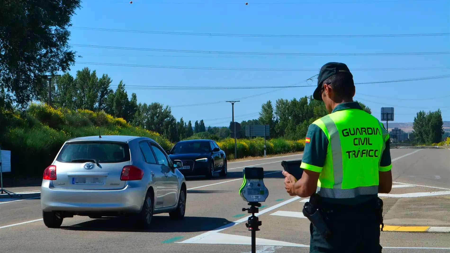 La DGT tiene un nuevo sistema para cazar a los que frenan antes del radar: la multa llega igual