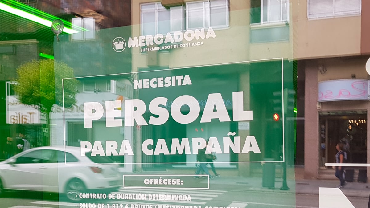 Cartel informando que Mercadona busca personal