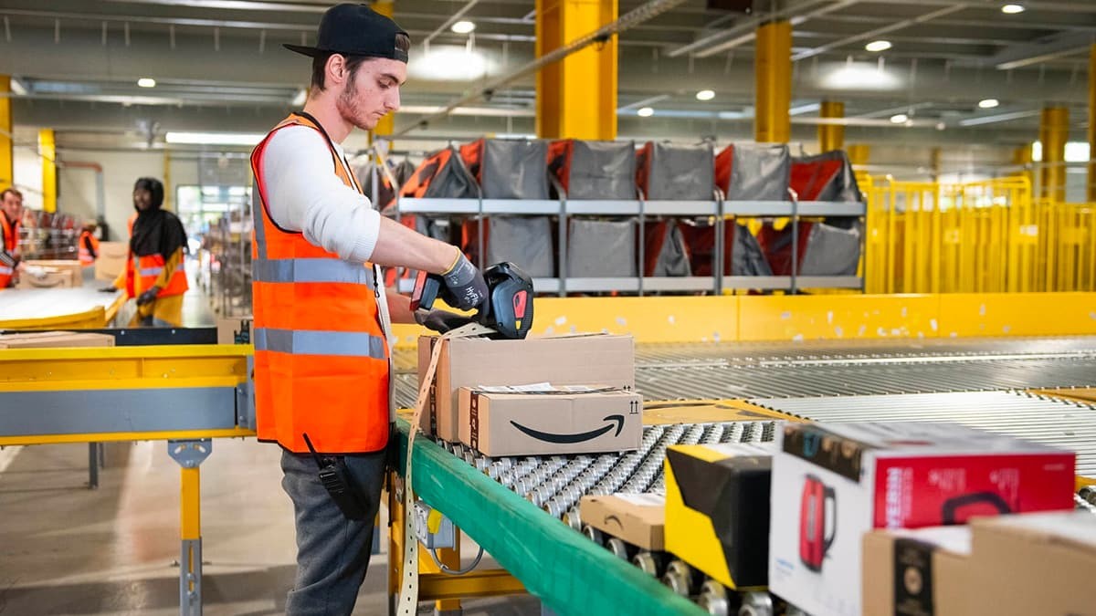 Adecco busca 250 mozos para varios almacenes de Amazon: jornada completa de lunes a viernes