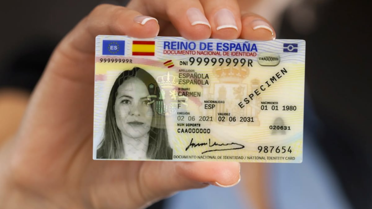 Mujer muestra DNI