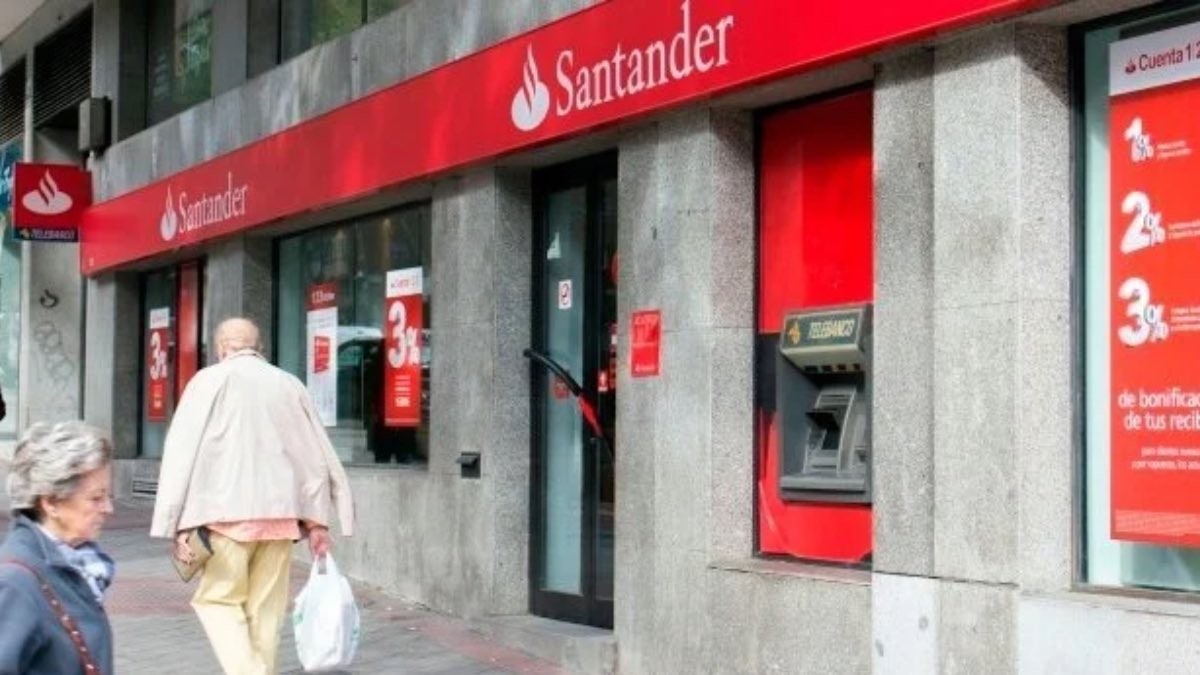 El Banco Santander avisa del regreso de la estafa ‘del hijo’ que engaña a las personas mayores