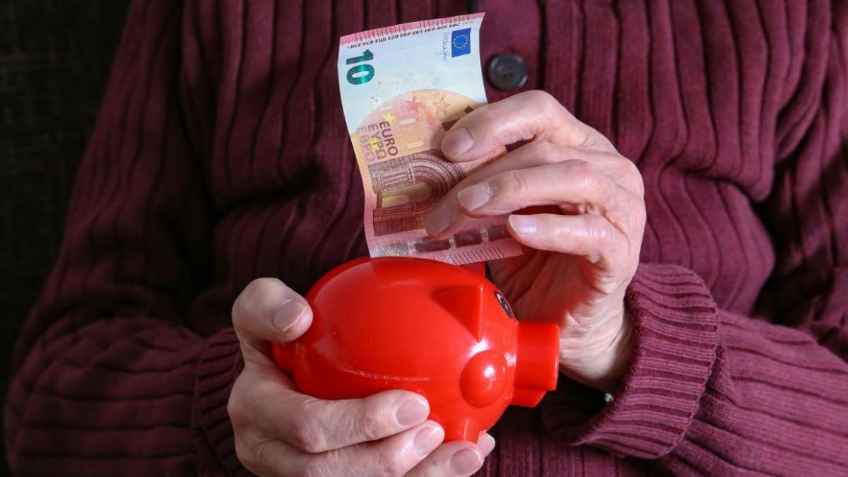 La OCU lanza un serio aviso para los jubilados y sus ahorros el banco