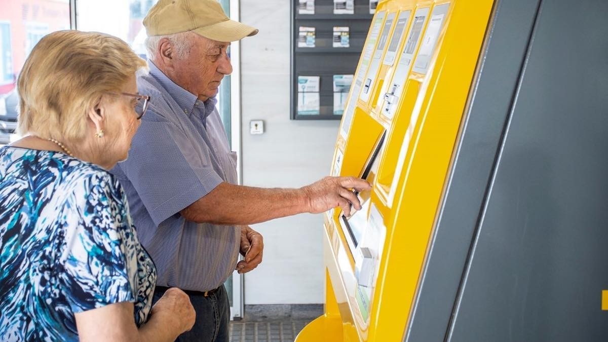 pensionista sacando dinero