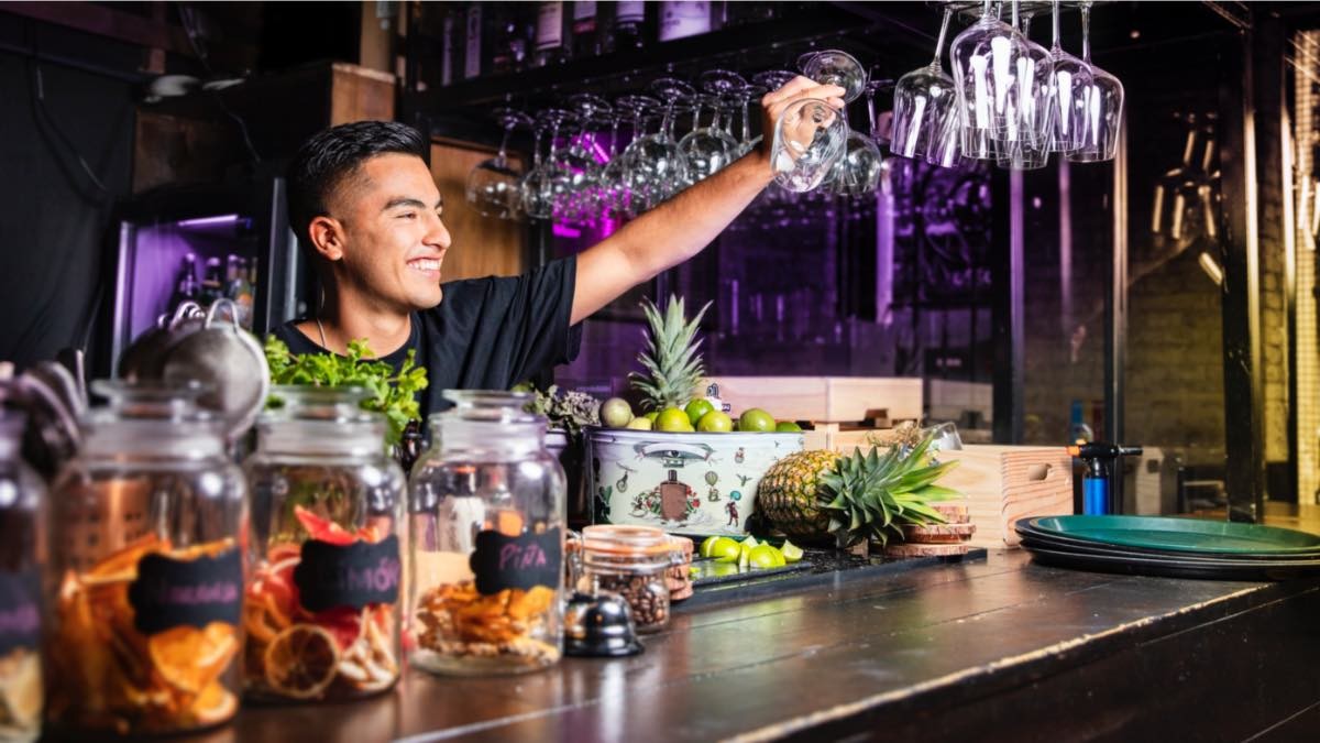 Urge contratar 900 camareros para un conocido festival: jornada completa y 3 días de trabajo