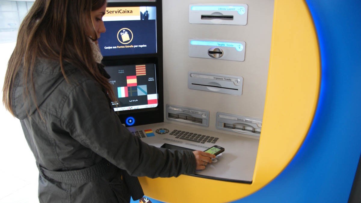 CaixaBank, BBVA y Santander avisan a sus clientes: vas a tener diferencias según tu cuenta