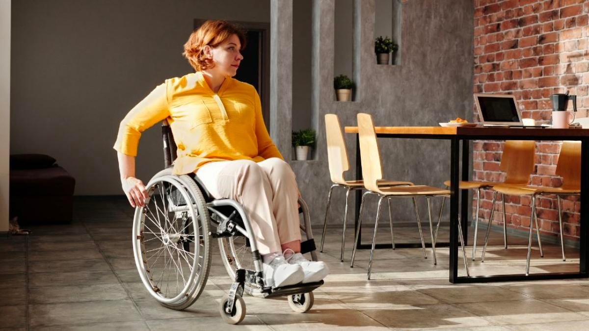 mujer con discapacidad en silla de ruedas