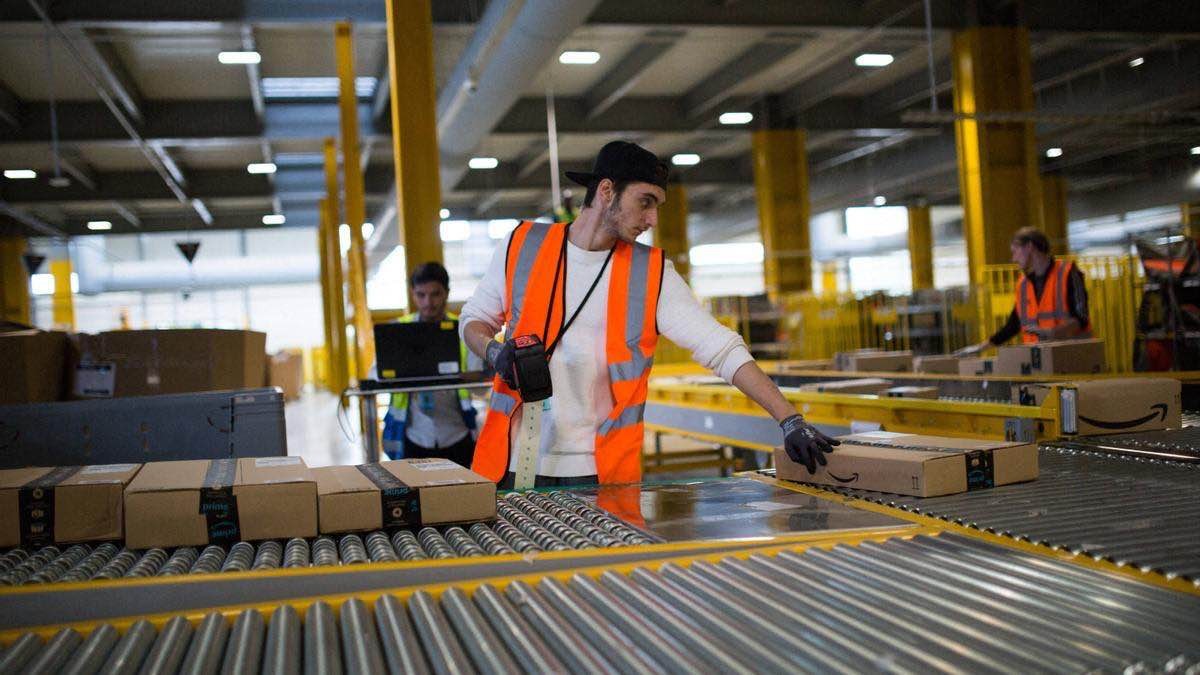Amazon busca mozos de almacén y no pide experiencia: sueldo de 1.343 euros
