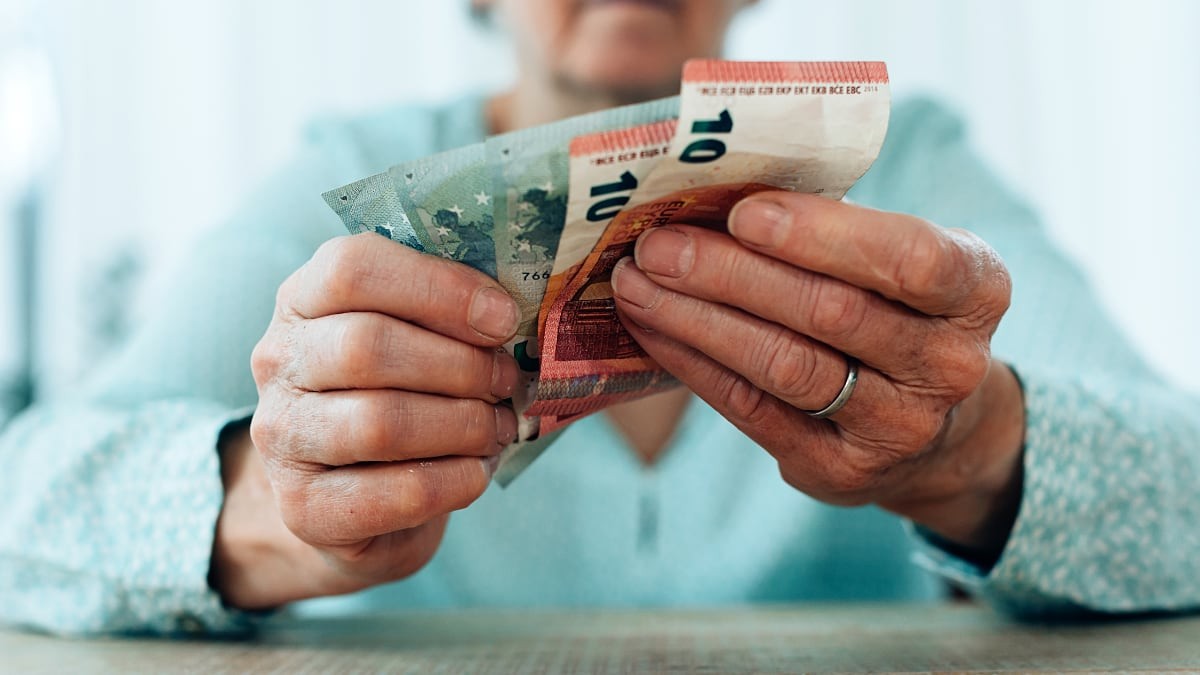 pensionista contando dinero