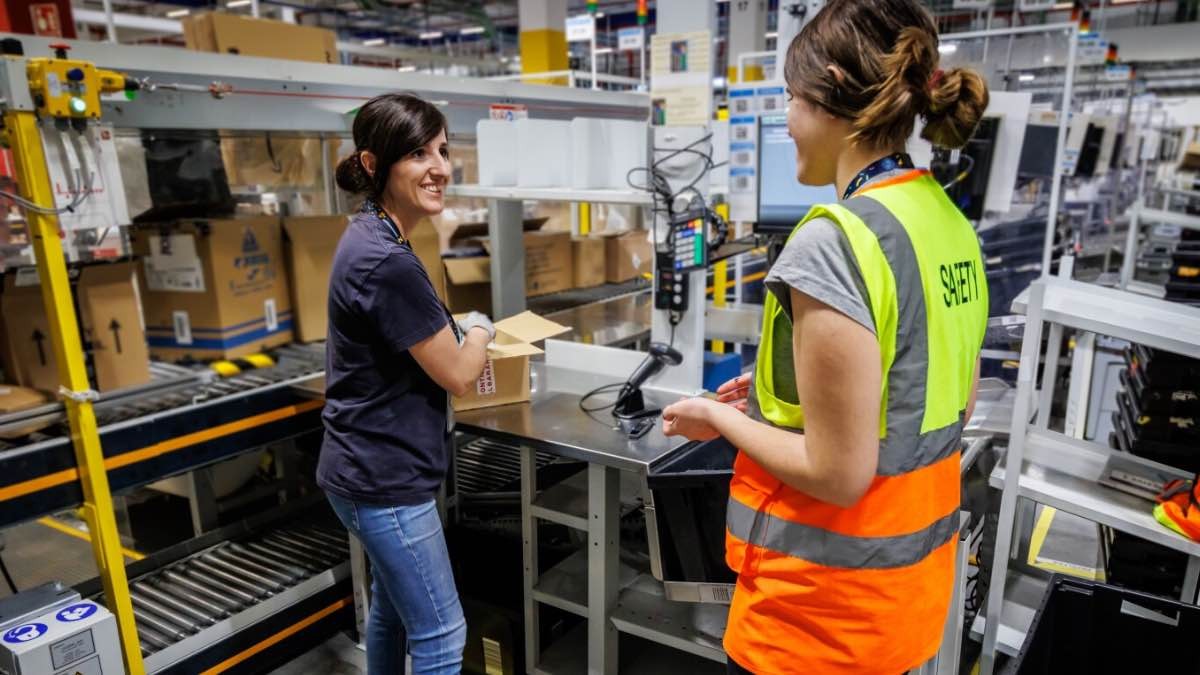 Amazon necesita mozos de almacén con sueldo hasta 1.739 euros: no piden experiencia ni estudios
