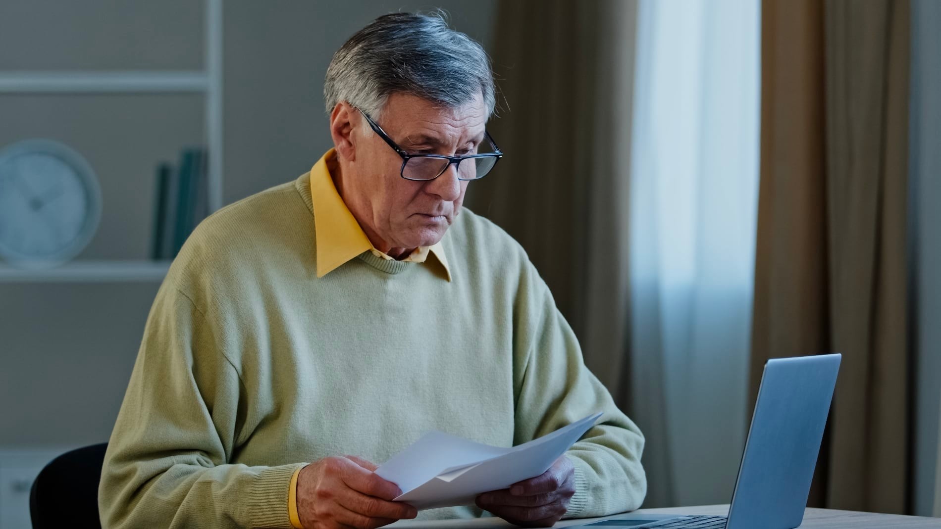 hombre consulta subsidio mayores de 52 años
