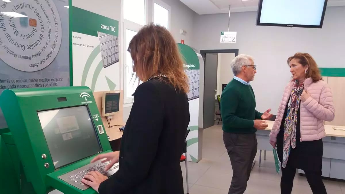 mujer renovando la demanda de empleo
