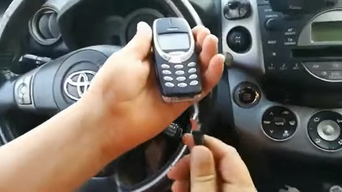 Así pueden robar tu coche en solo 15 segundos con un Nokia 3310