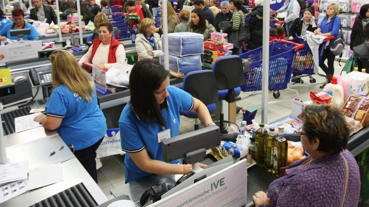 Carrefour necesita personal: 77 ofertas en junio con salario base de 1.308 euros al mes